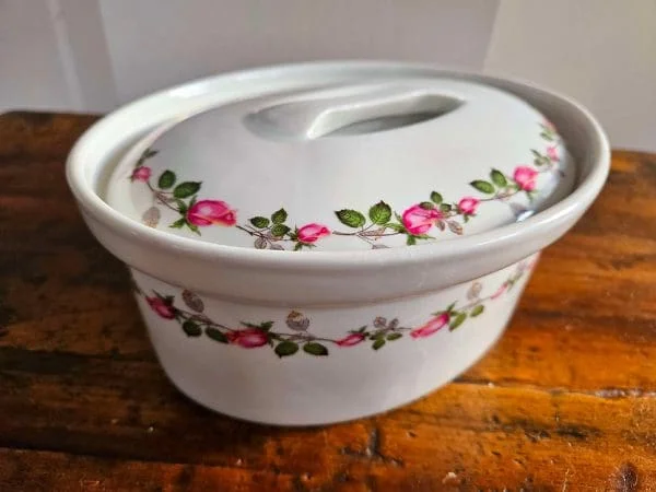 Pretty French Oval Casserole Dish by Apilco porcelaine à feu - Image 3