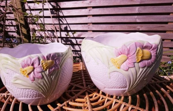 Pair of Martan Portugal Scalloped Plant Pots with Majolica Pink Daffodils - Image 7