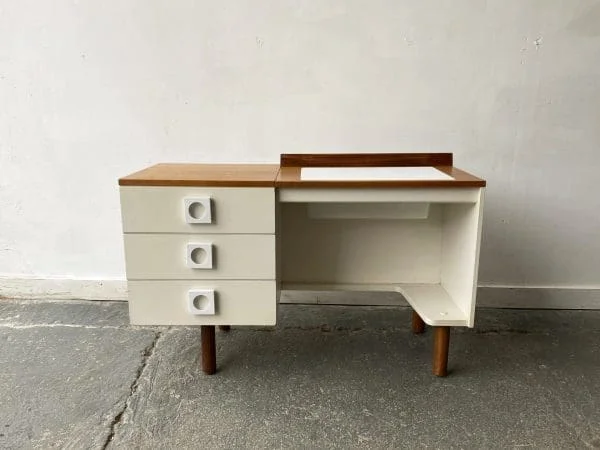 Mid century 1960’s desk/dressing table by Uniflex - Image 2