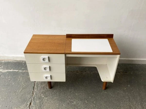 Mid century 1960’s desk/dressing table by Uniflex - Image 3